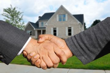 apretón de manos cerrando la compra de una casa