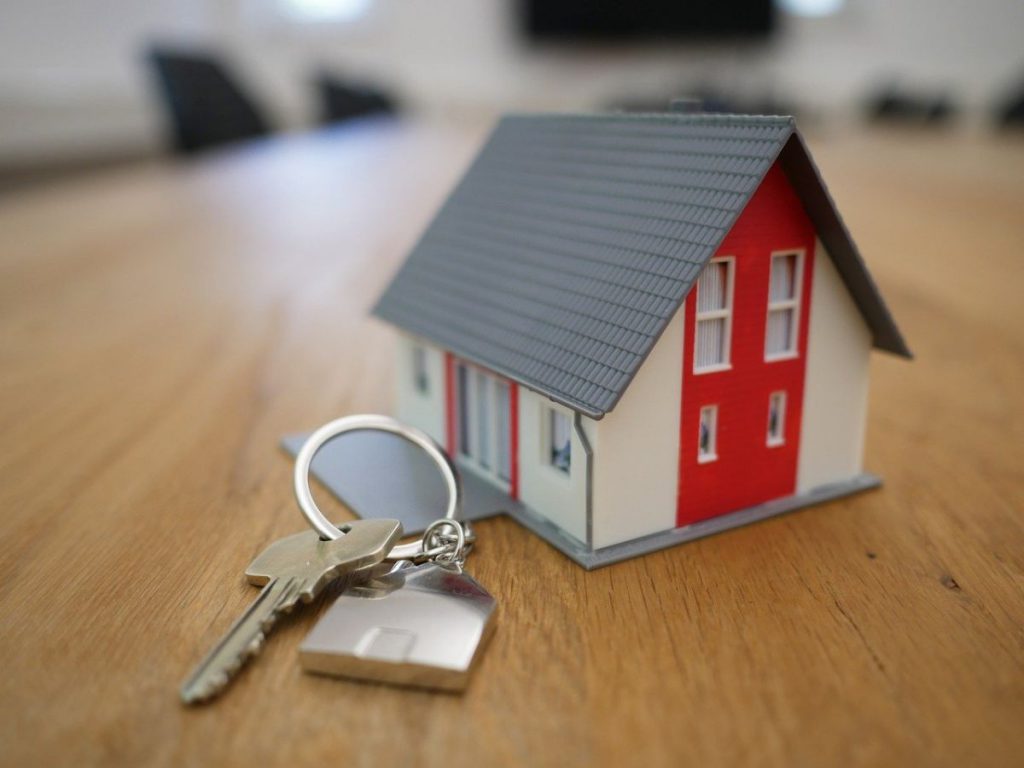 maqueta de una casa junto a una llave