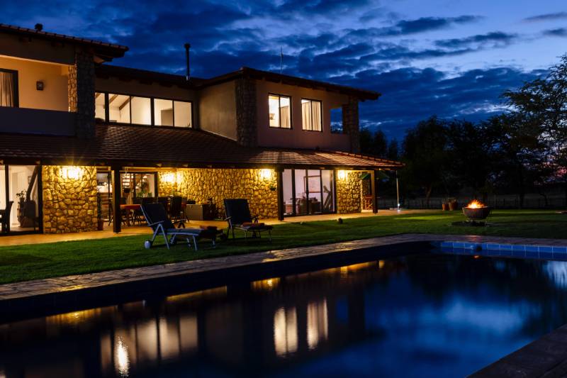 casa moderna con jardín y piscina