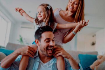 Familia feliz que confía en Inmobiliaria Palanca